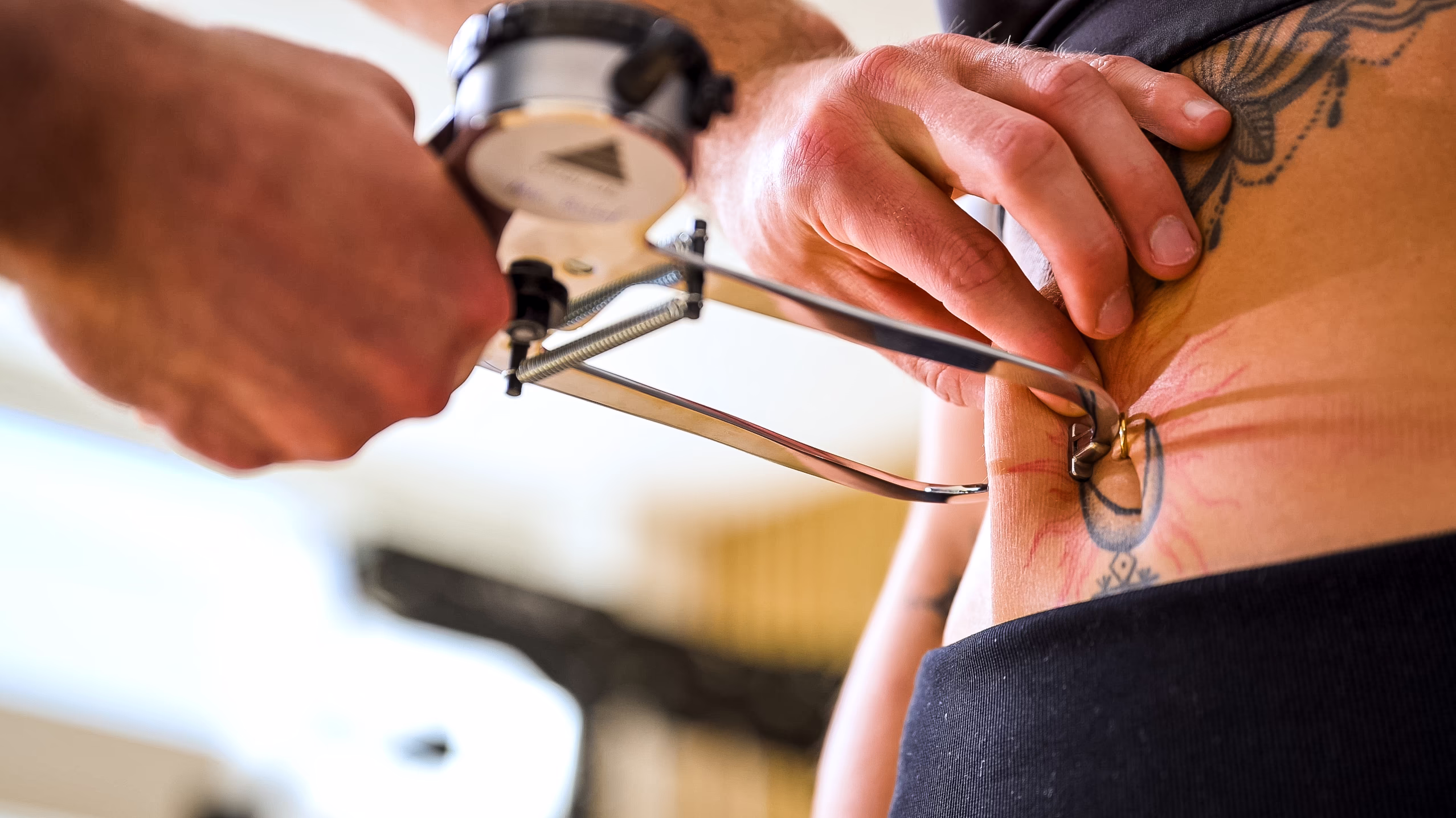 Peter Bischof misst das Körperfett am Bauch mit einem Caliper