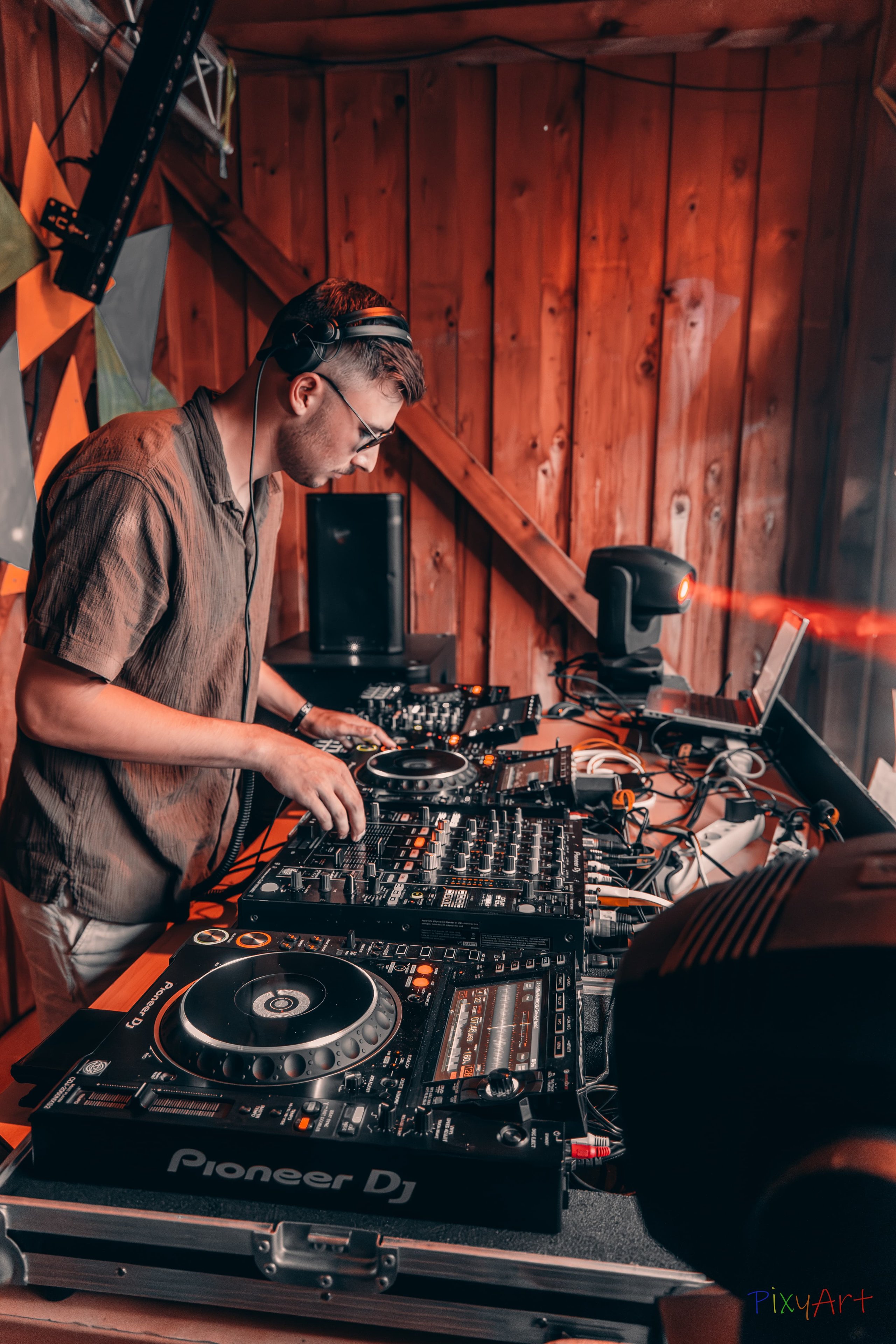 DJ Glen Haens mixt live an Pioneer-DJ-Equipment auf der Schamo Bühne mit warmer Lichtstimmung.