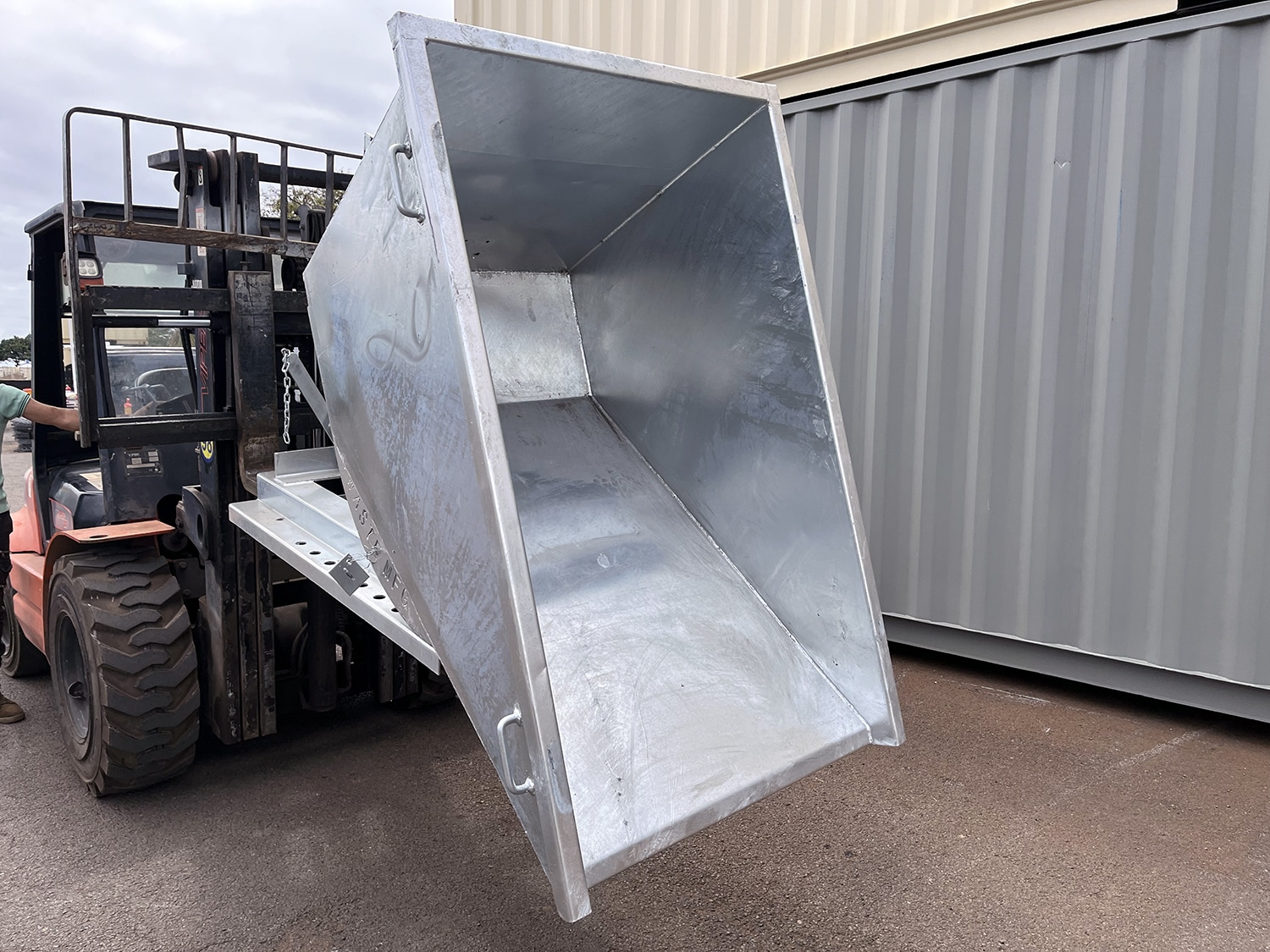 1-Yard Self Dumping Hopper (Tipper Bin) For Sale In Hawaii