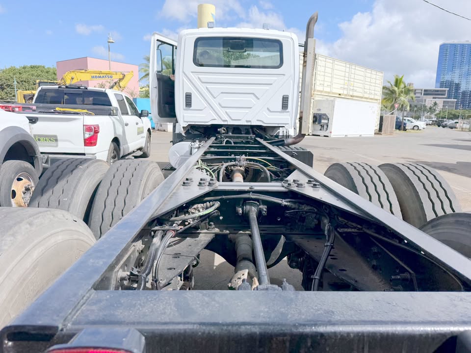 Frame rails, driveline and rear suspension of the 2011 International