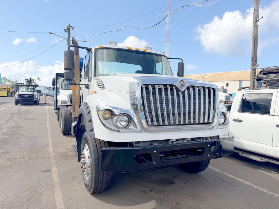 2011 International cab and chassis front three-quarter view