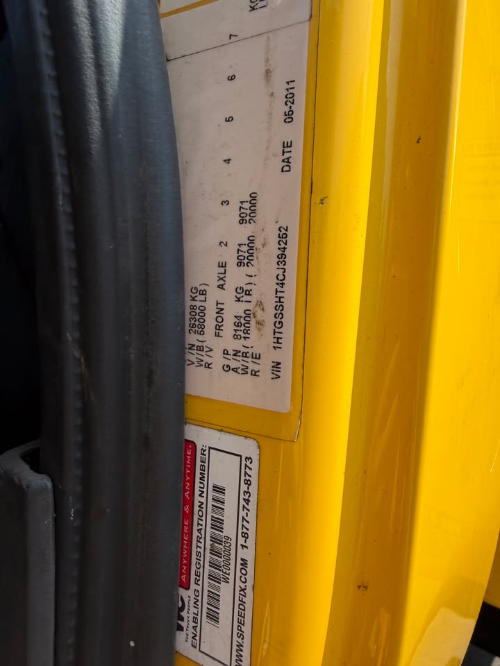 Door jamb weight plate listing 58,000 lb GVWR with front and rear axle ratings