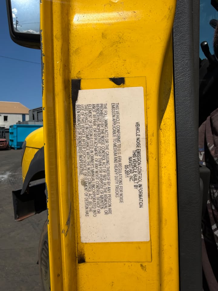 Vehicle noise emission control placard in the door jamb