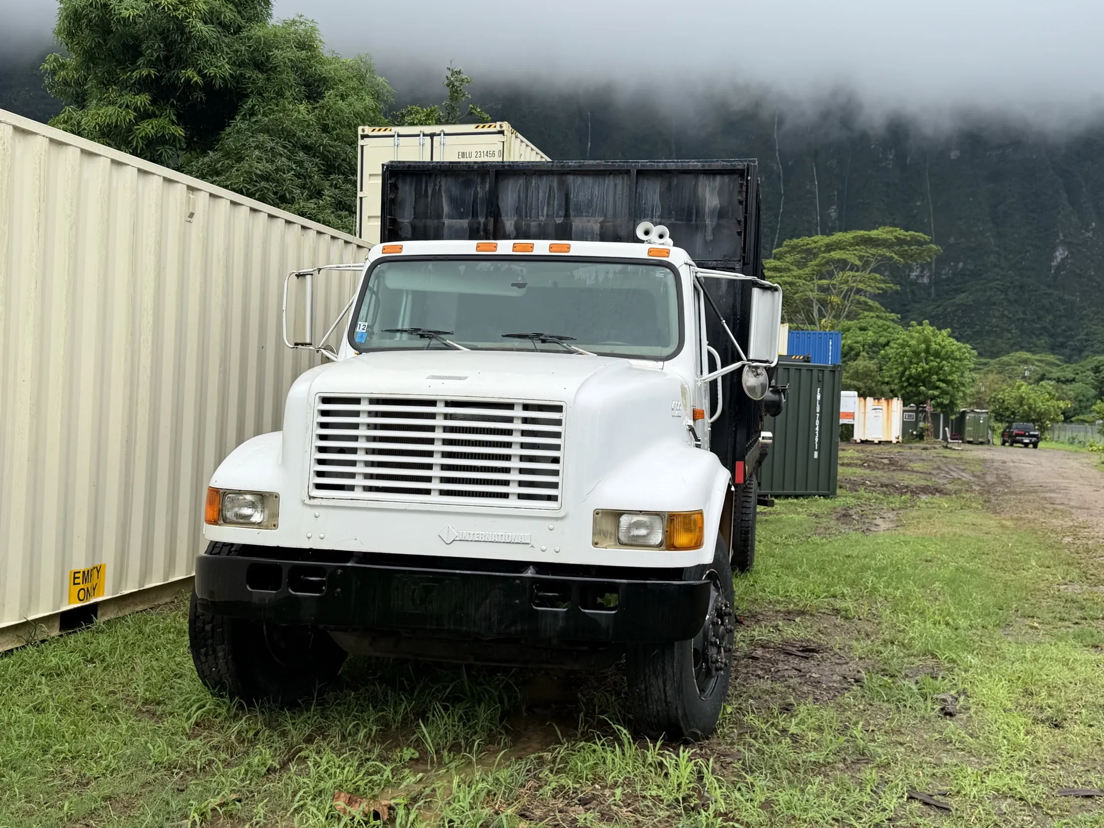 Front view of the 2000 International 4900 showing the white grille and black bumper