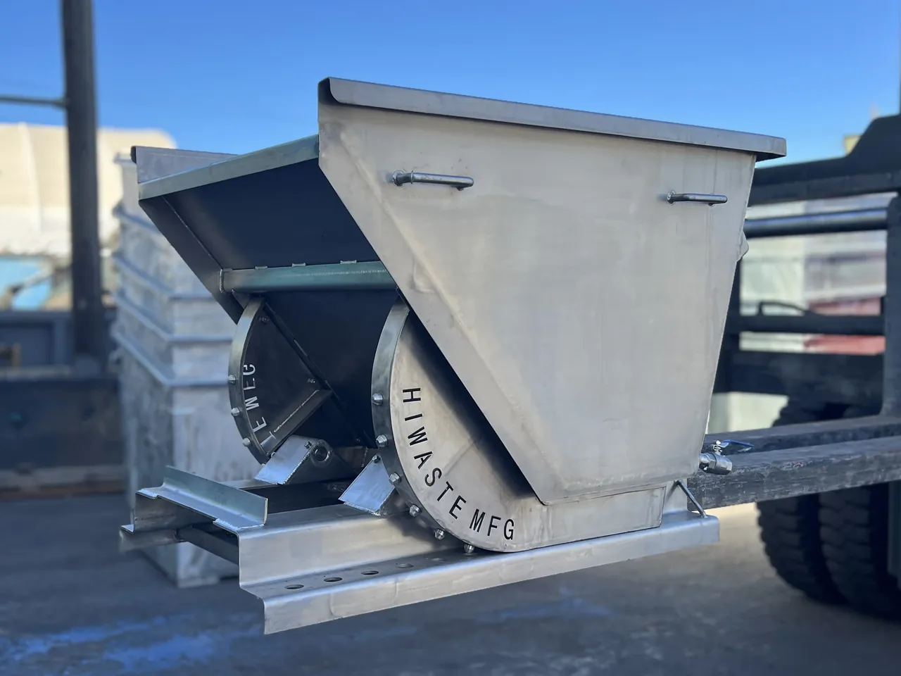 1-Yard Self Dumping Hopper (Tipper Bin) For Sale In Hawaii