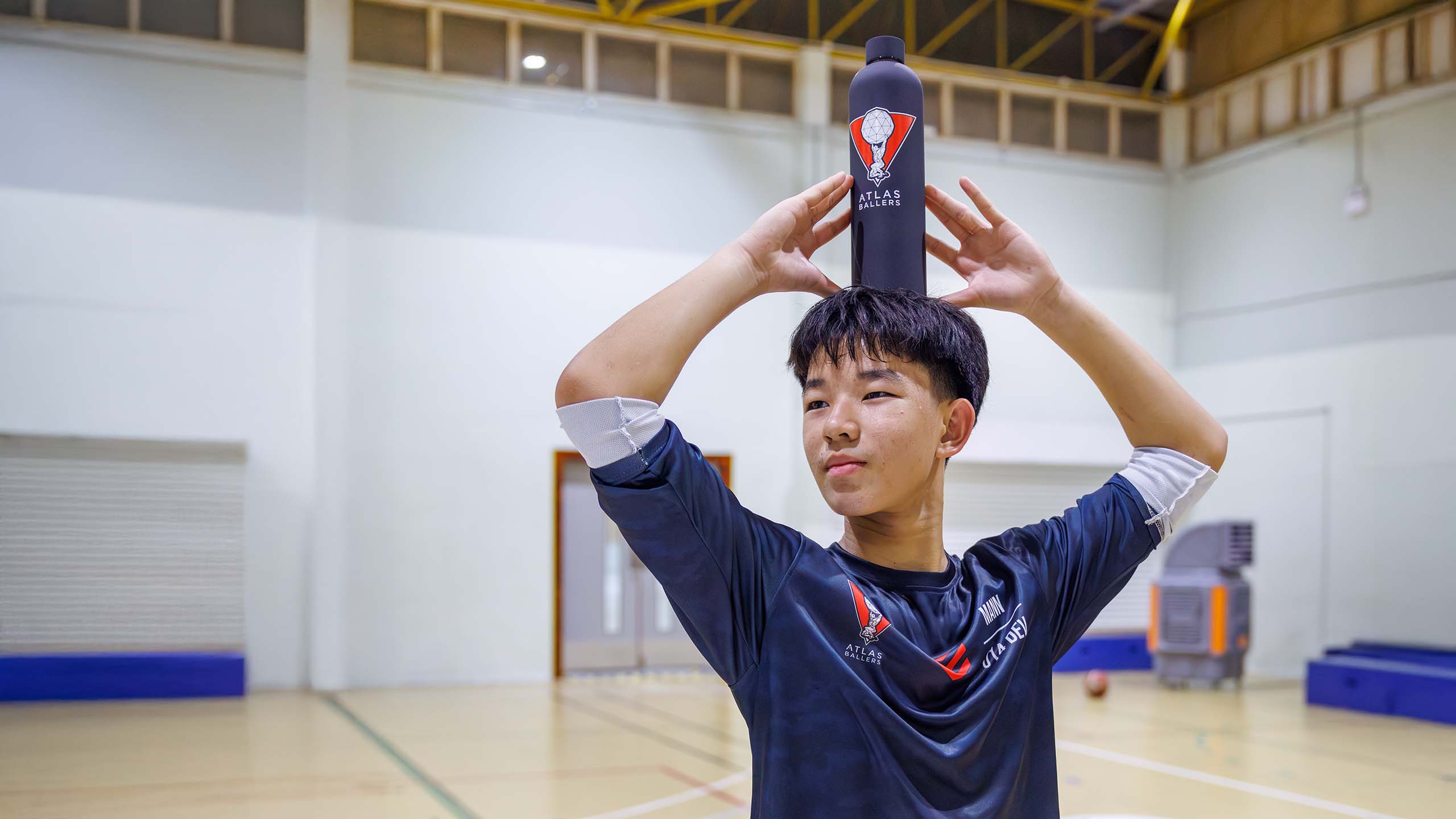 Atlas Ballers player balancing the 1L bottle