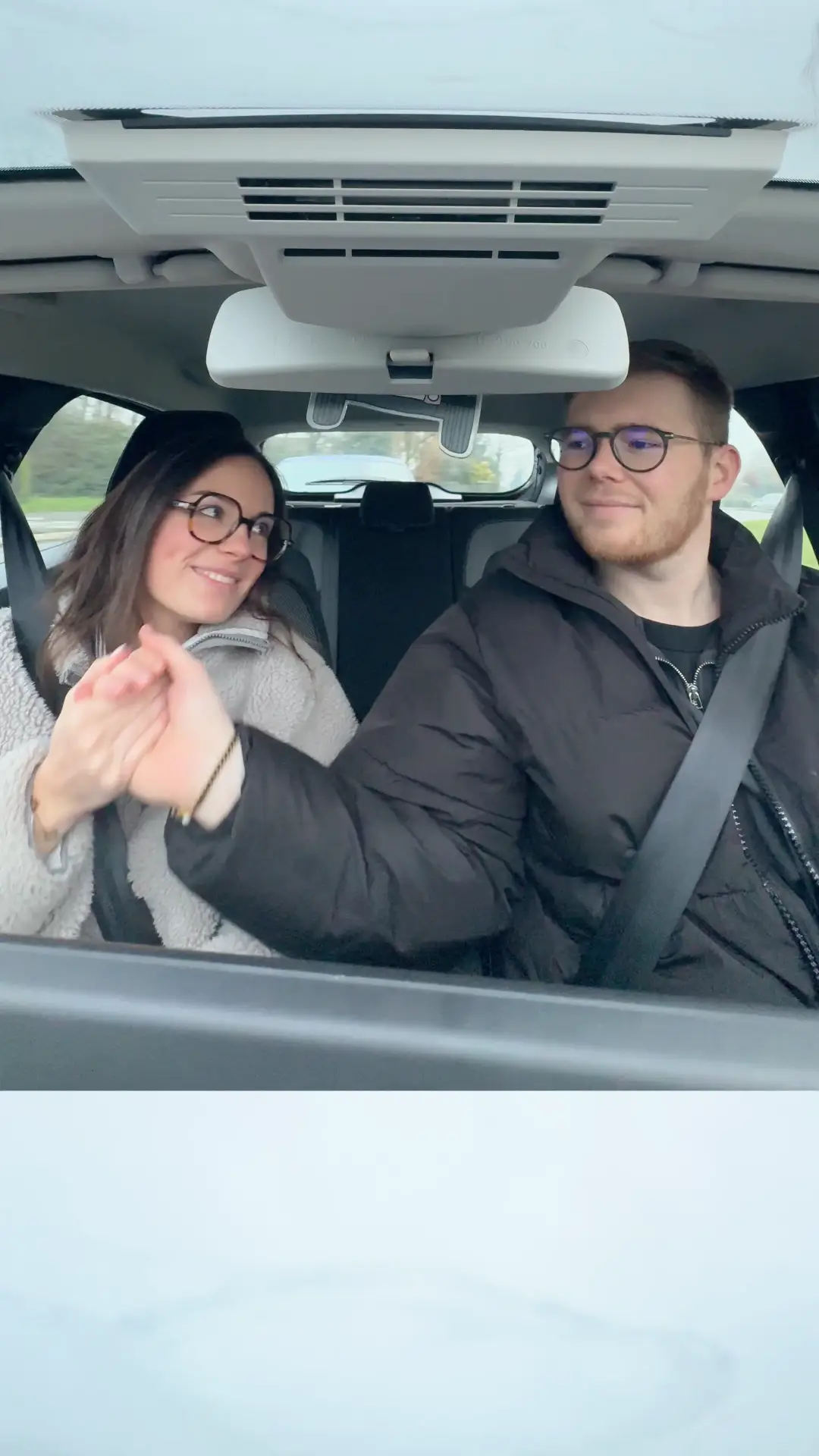 un couple en voiture qui écoute une chanson chrétienne