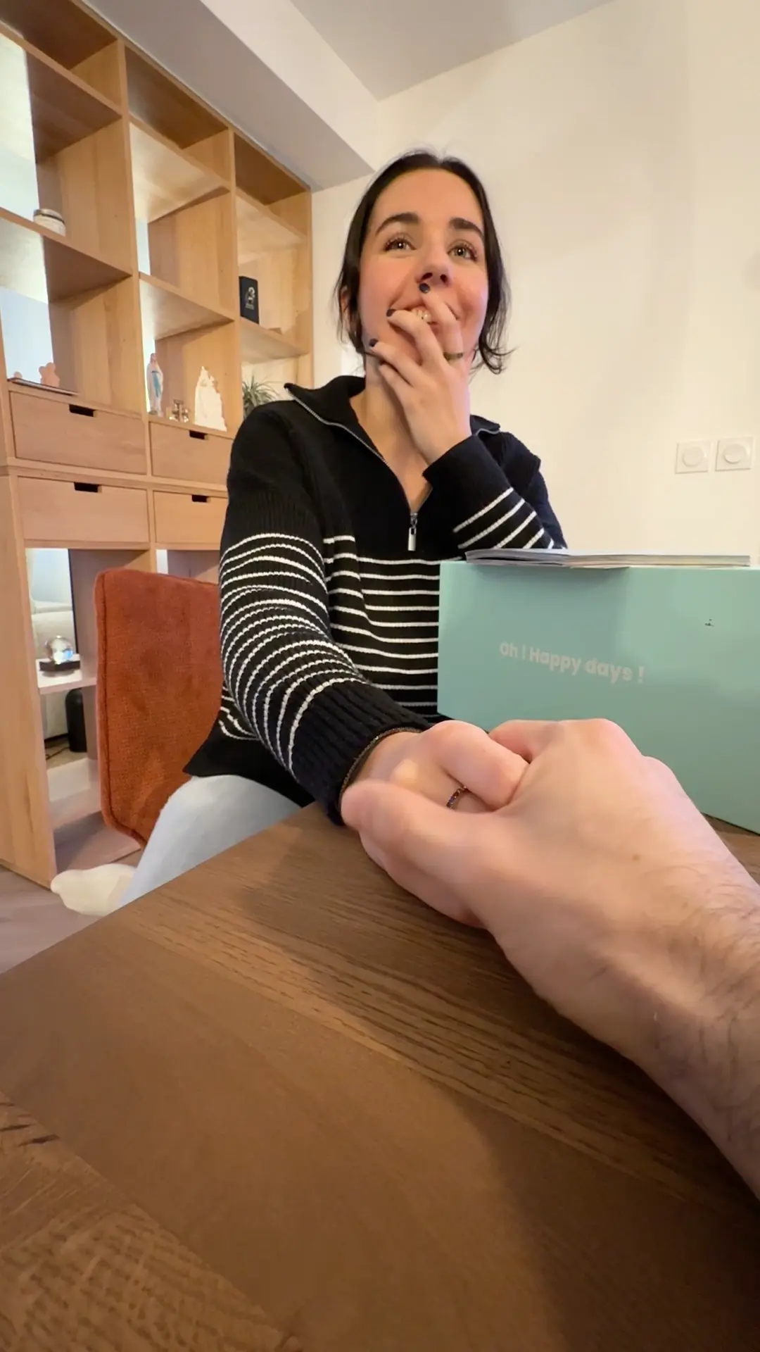 une femme heureuse qui reçoit un cadeau personnalisé