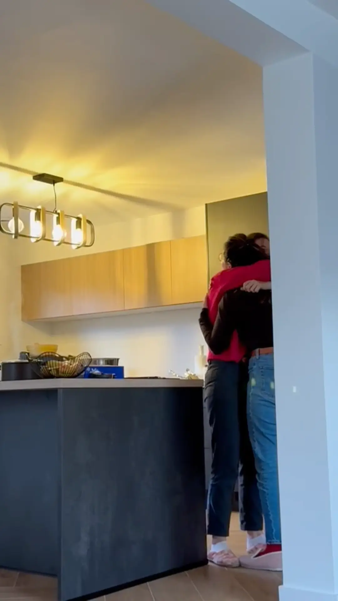 un couple sur un canapé qui s'enlacent.