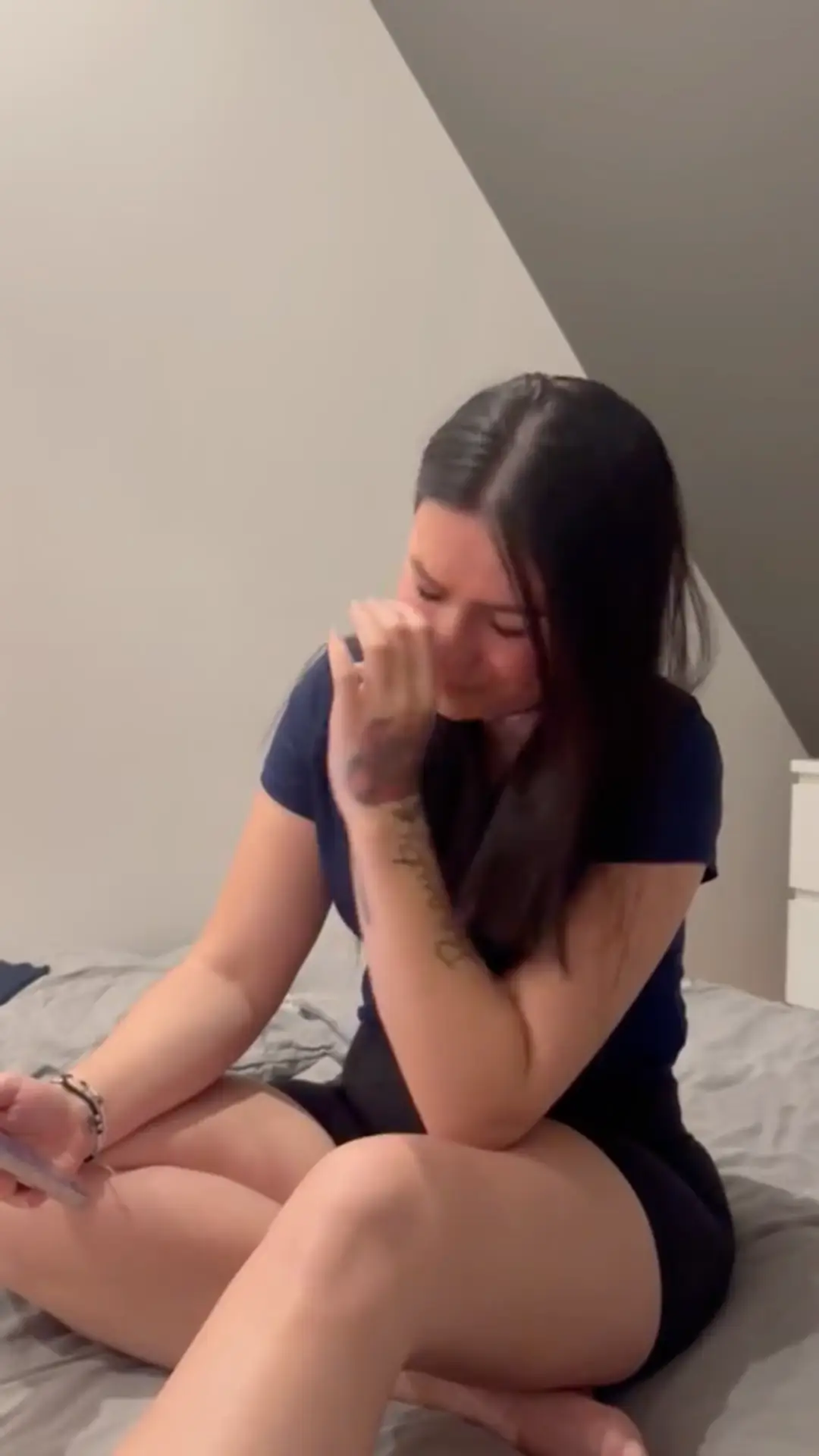 un couple sur un canapé qui s'enlacent.