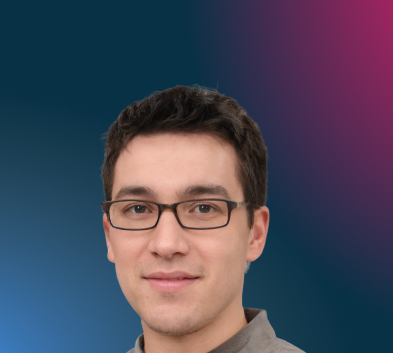 Junger Mann mit dunklen Haaren und Brille vor blau-violettem Hintergrund.
