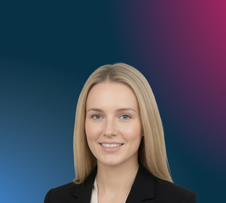 Porträt einer lächelnden blonden Frau mit geraden Haaren in schwarzem Blazer vor blauem Hintergrund.