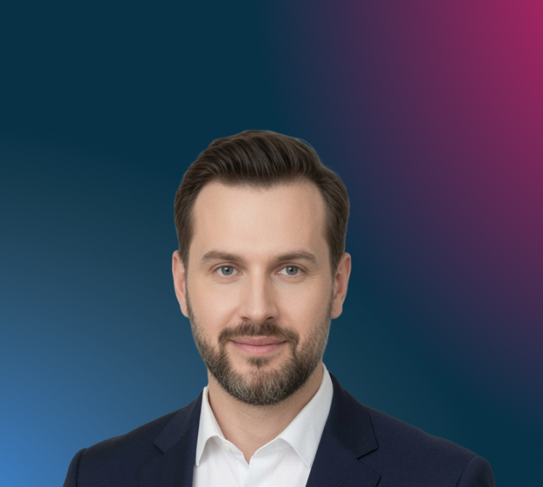 Porträt eines Mannes mit dunklem Sakko und weißem Hemd vor blau-pinkem Hintergrund.
