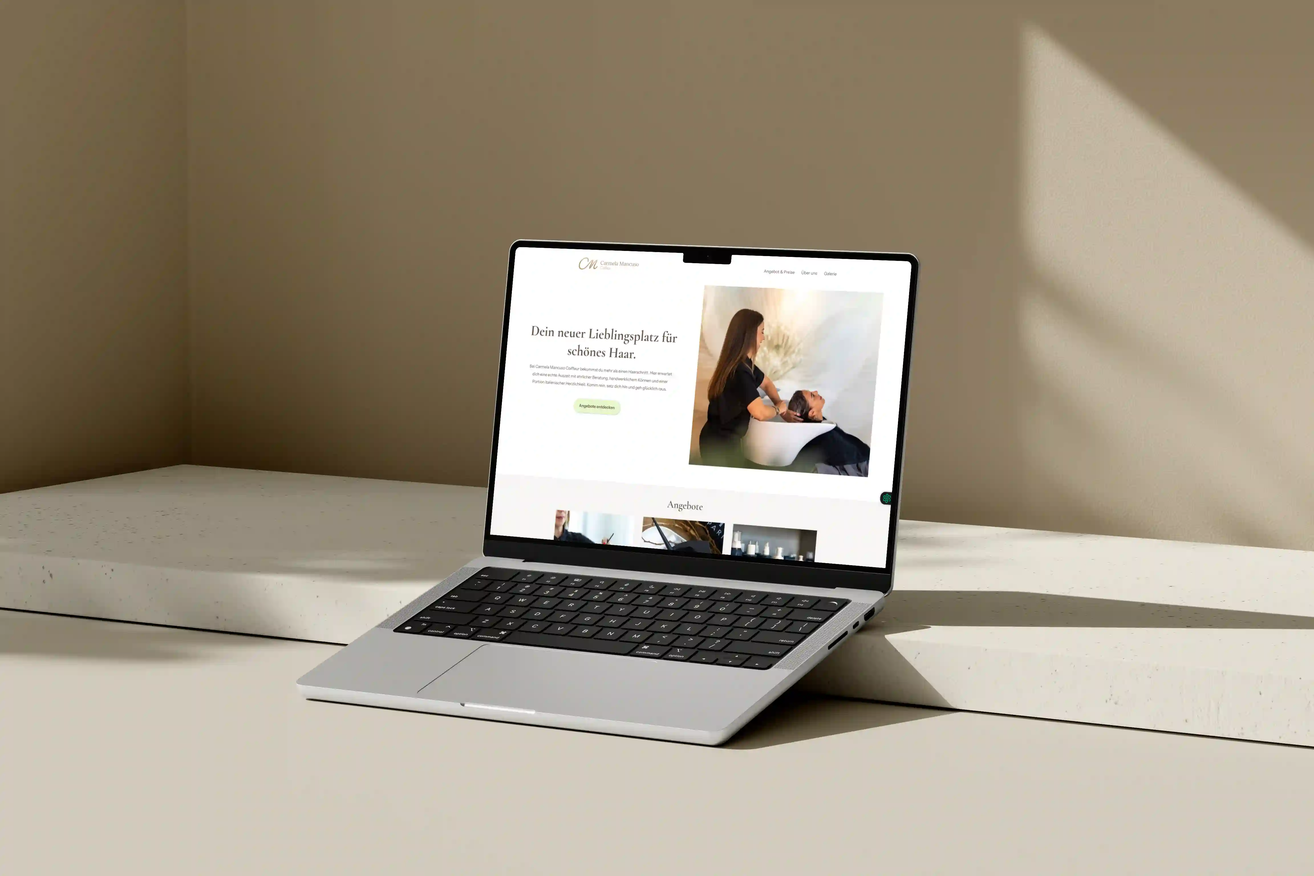 Die Startseite der Website von Coiffeur Carmela Mancuso auf einem aufgeklappten Laptop