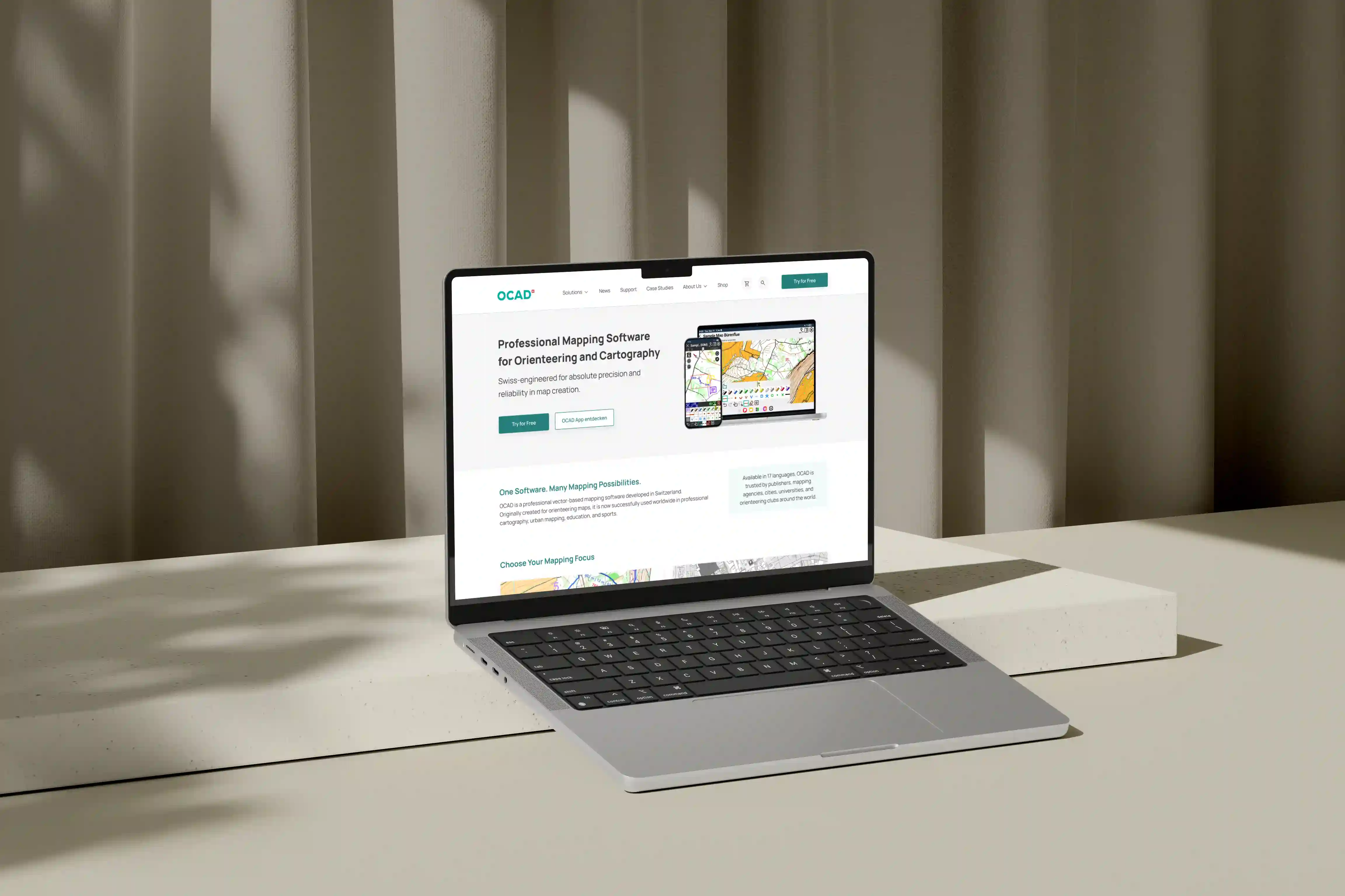Die englischsprachige Startseite der OCAD-Website mit einem Kartenausschnitt auf einem Laptop