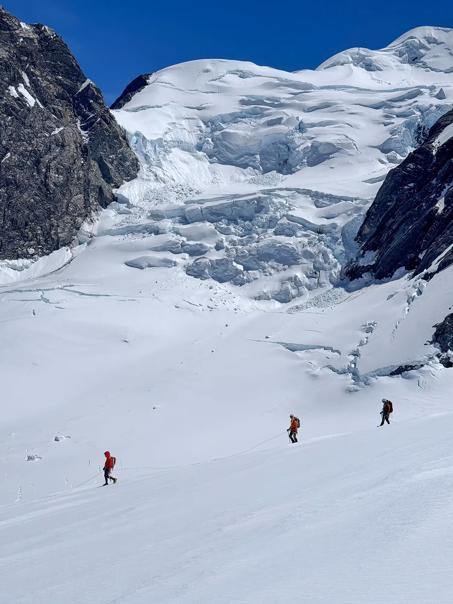 Hochstetter Dome climbers roped up walking on glaciated terrain