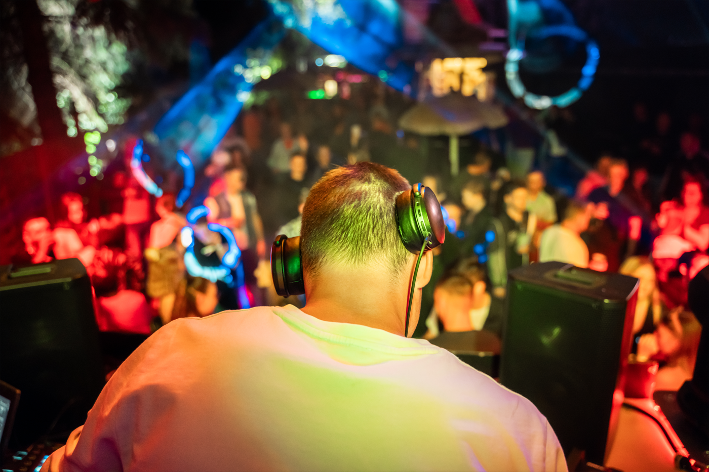 DJ Glen Haens beim Live-Set vor einer feiernden Menge im Club