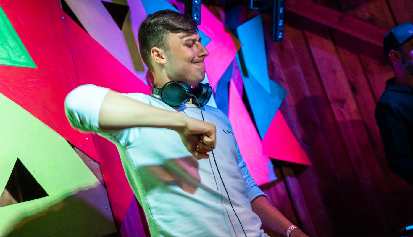 DJ Glen Haens im Seitenprofil während eines Live-Auftritts