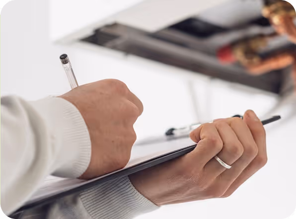 Zwei Hände führen schriftliche Aufzeichnungen