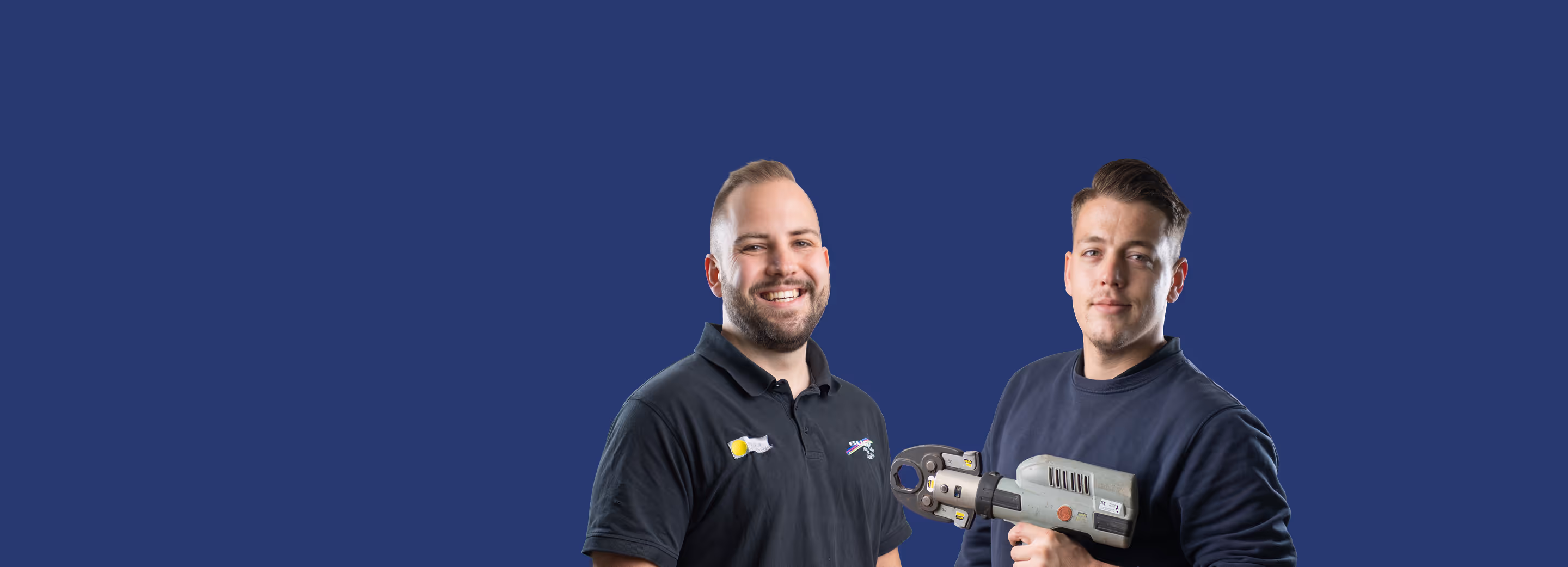 Mitarbeiter von Buse mit einem Werkzeug in der Hand posieren für ein Foto 