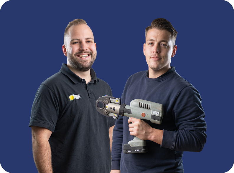 Mitarbeiter von Buse mit einem Werkzeug in der Hand posieren für ein Foto 