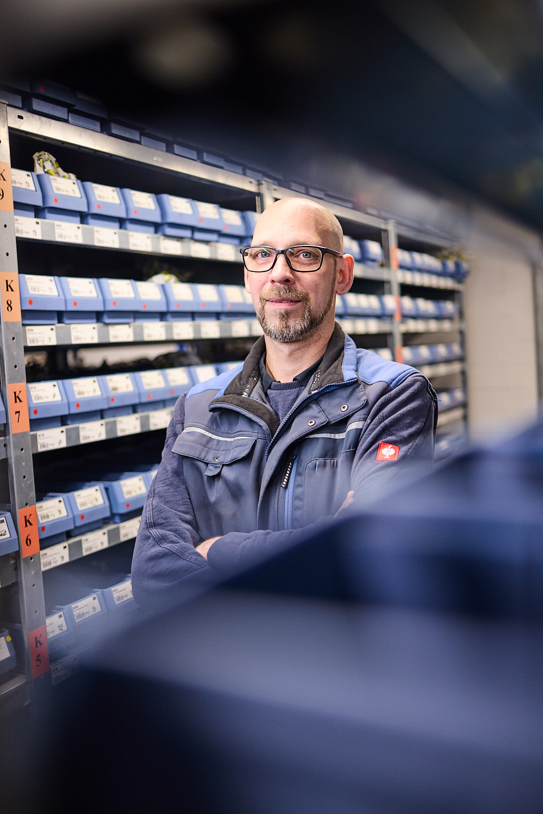 Buse Mitarbeiter im Lager vor den Materialregalen