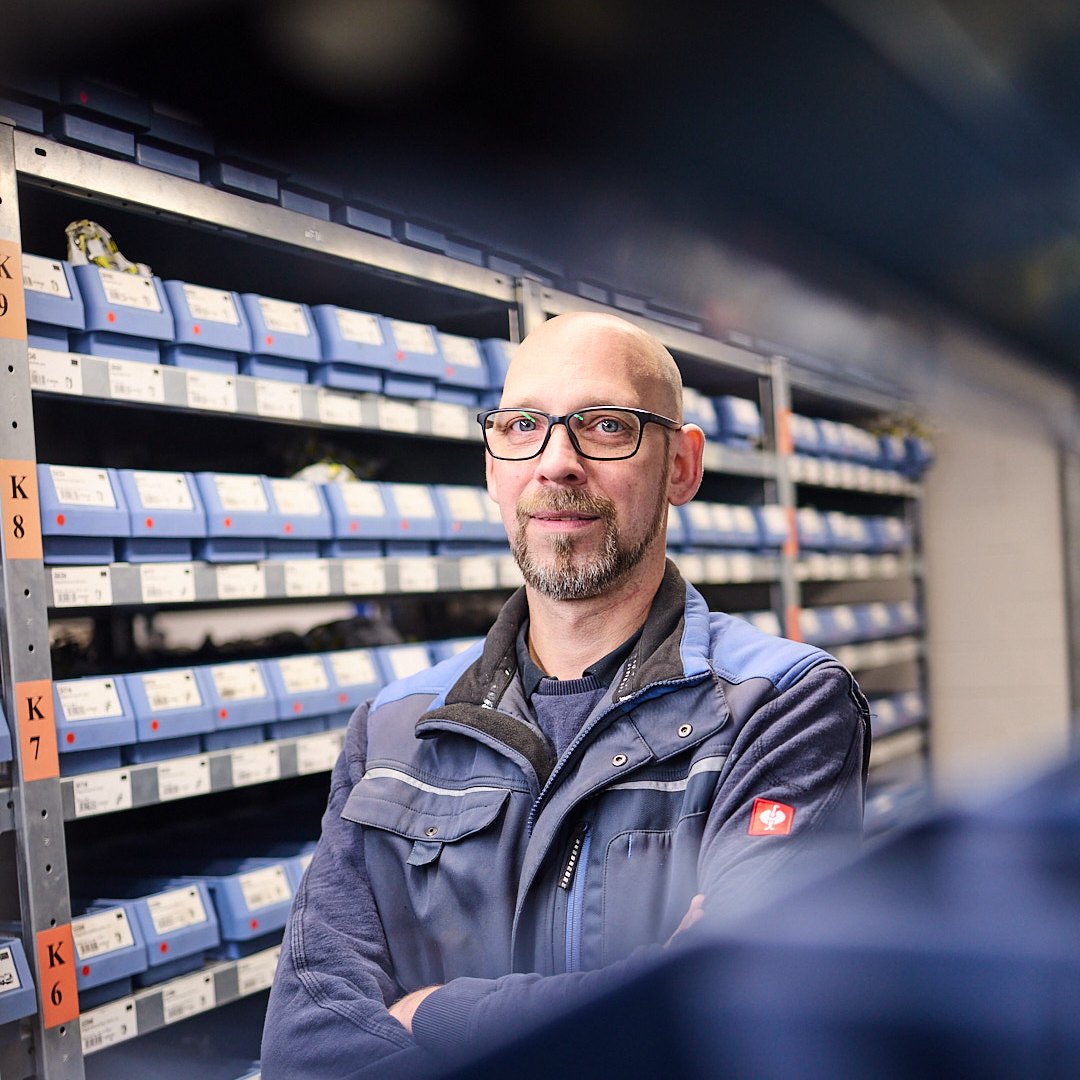 Buse Mitarbeiter im Lager vor den Materialregalen