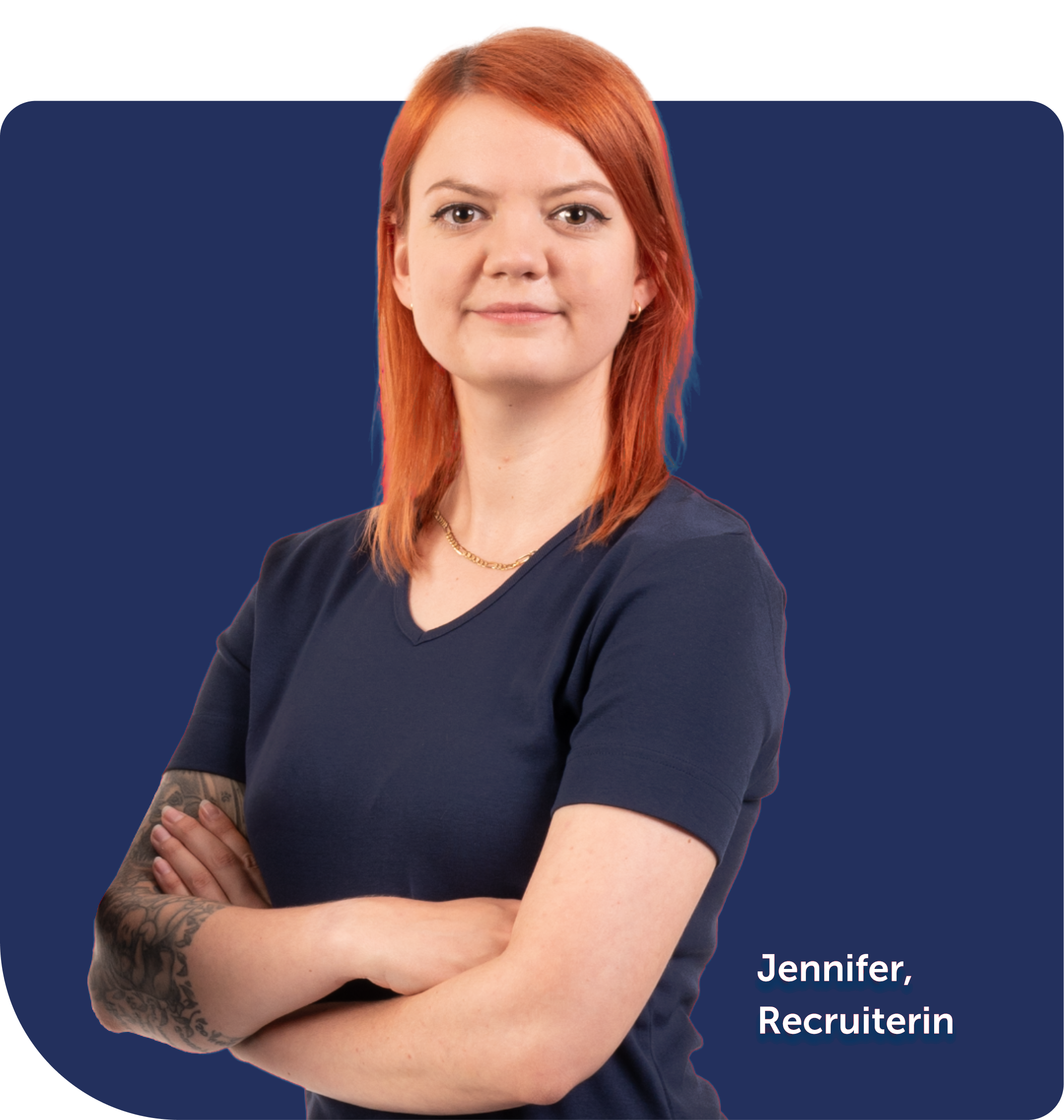 Porträt von Jennifer, Recruiterin, mit verschränkten Armen vor dunkelblauem Hintergrund.