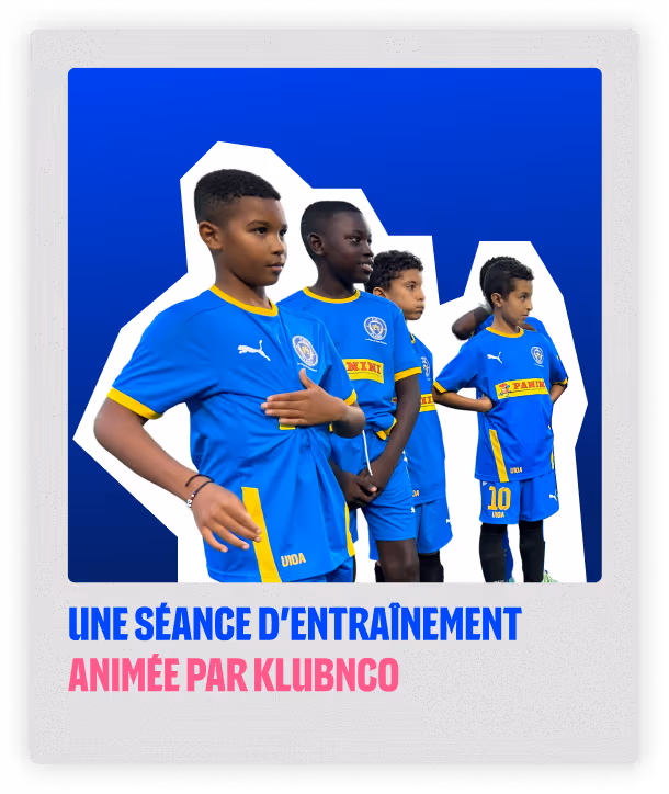Four young boys in blue soccer uniforms standing in a row against a blue background with text 'Une séance d'entraînement animée par KlubNco.'