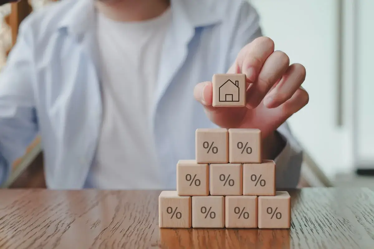 Un homme qui imbrique des boites pour constituer son patrimoine