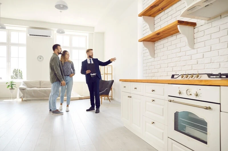 La visite d’un appartement par un couple et un conseiller immobilier