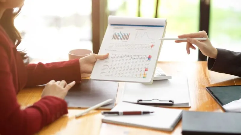 2 personnes consultant des documents