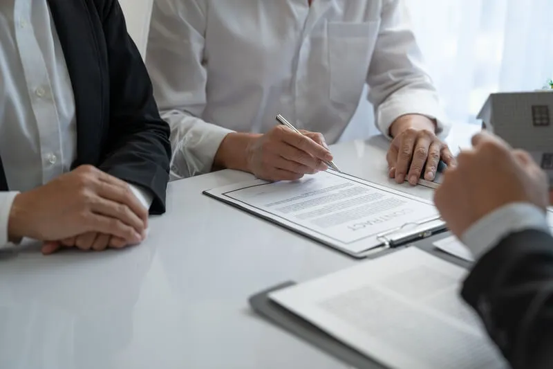 personne signant un contrat