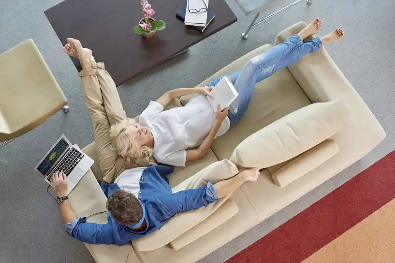 couple se relaxant sur le canapé