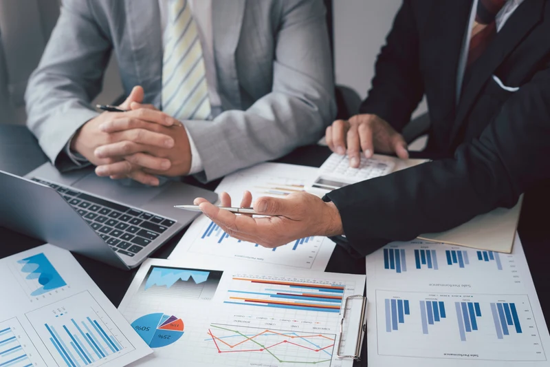 deux personnes consultant des documents