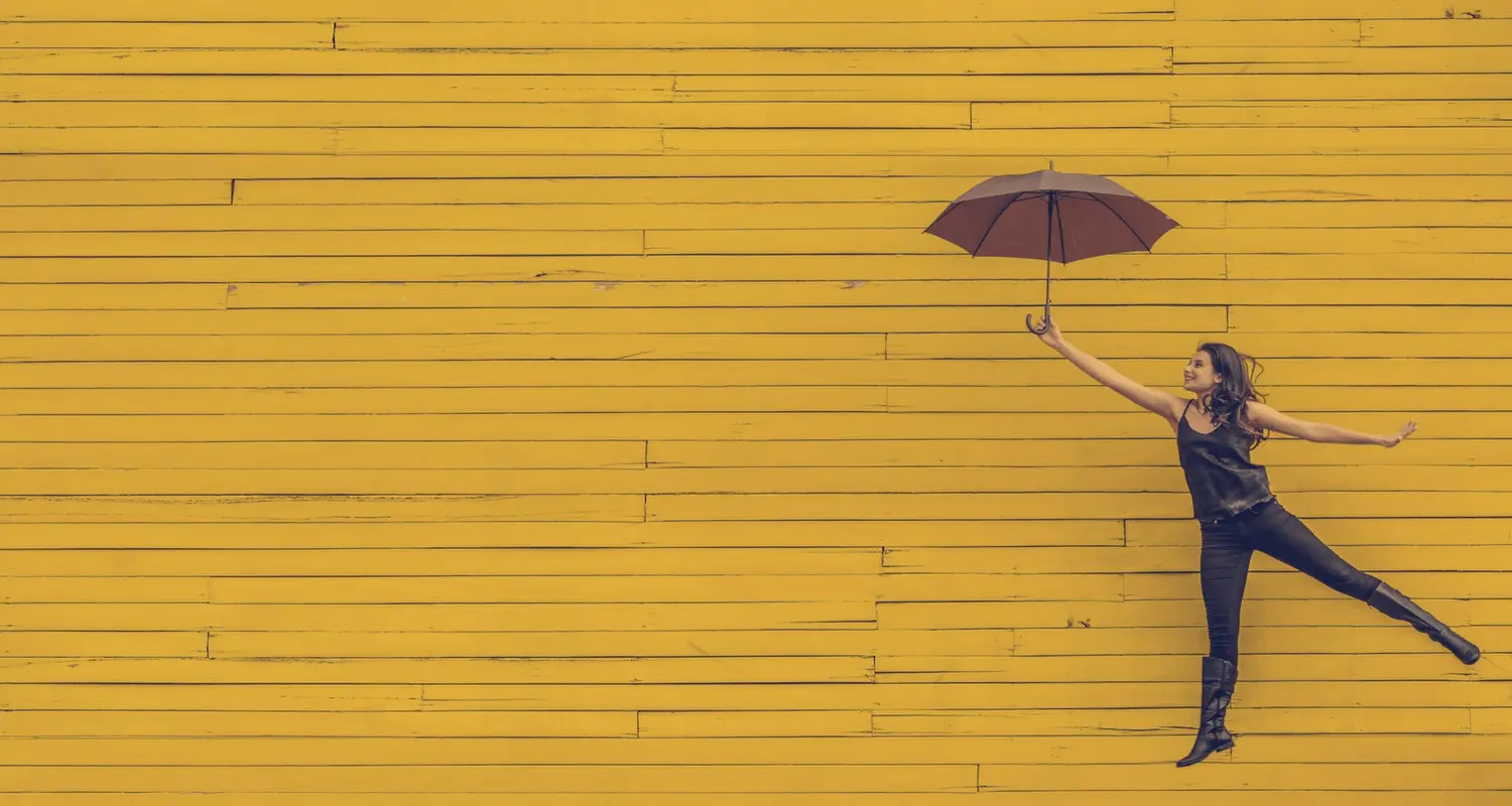 Assurance habitation, image illustrant une femme avec un parapluie