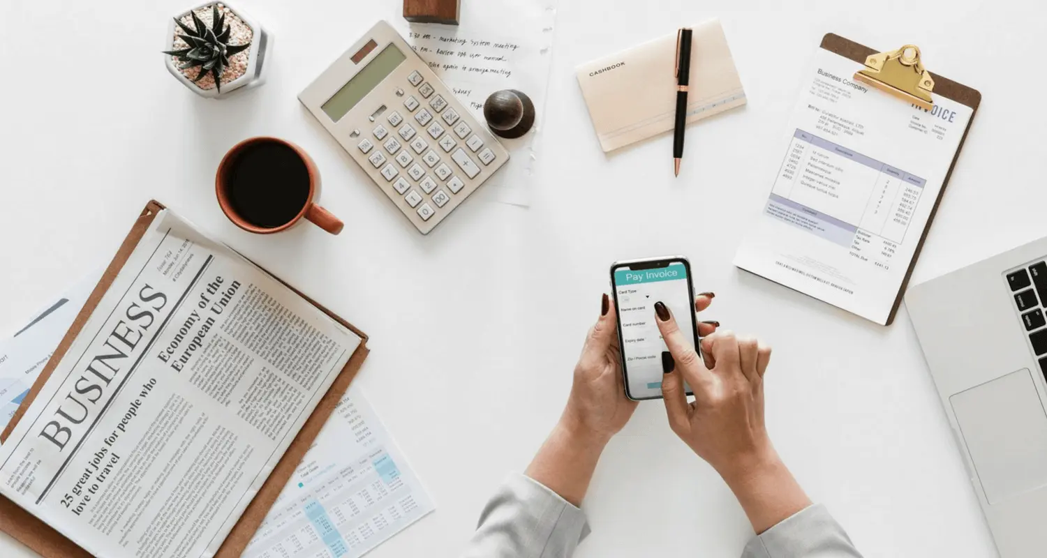 Contrat sur une table avec téléphone portable || Estimation de loyer || loyer