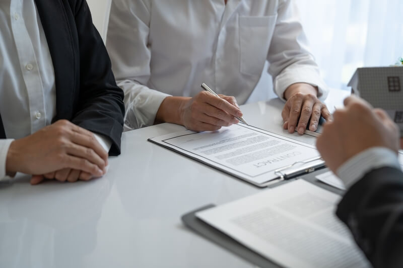 personne signant un contrat