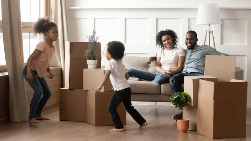 famille se réunissant devant de cartons