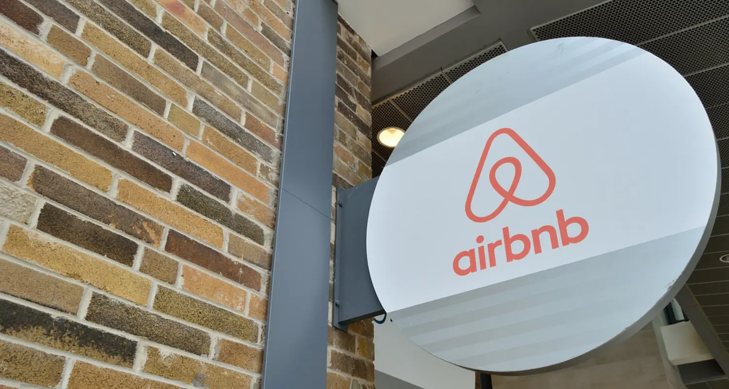 Airbnb location longue durée, logo Airbnb