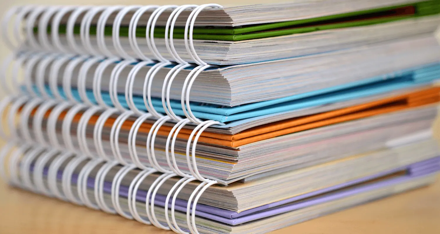 Classeur épais contenant des papiers ||location impôts régimes fiscaux||impôts fonciers