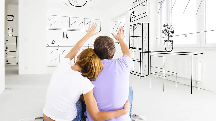Couple qui admire son appartement neuf
