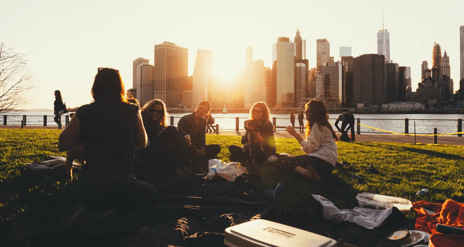 Colocation, groupe d'amis en extérieur