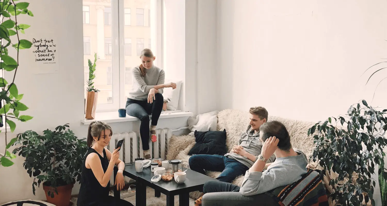 Quatre personnes dans un appartement | sous-location |