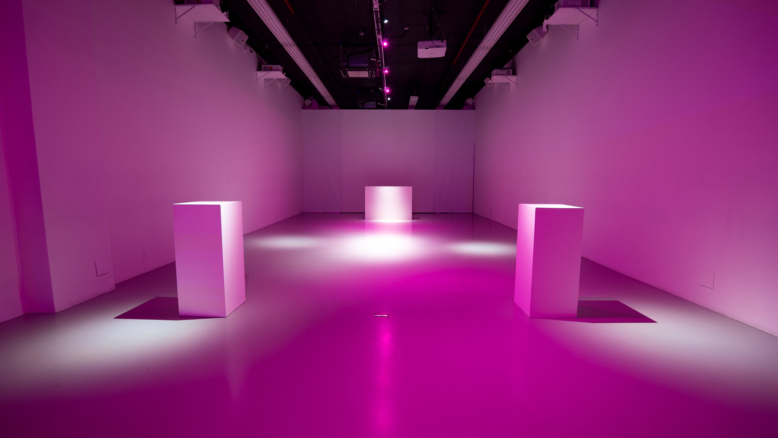 Mobile screen showing a kitchen with a virtual tour badge