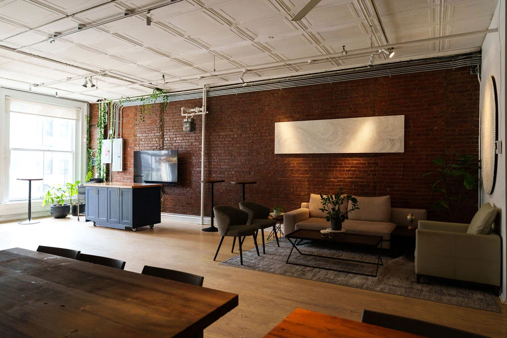 LOFT 4 full dining view with TV and seating