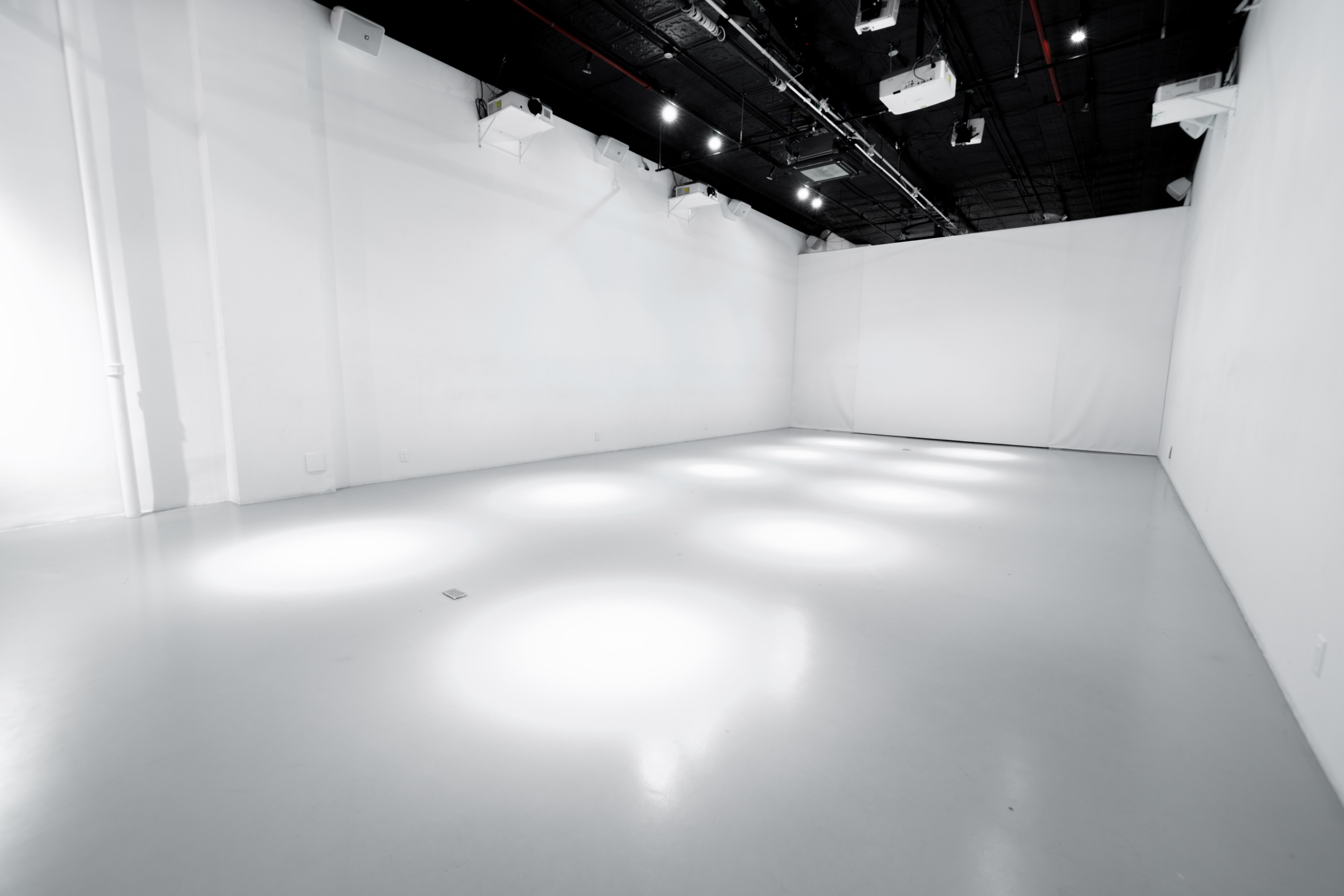 Empty Immersive Studio with white walls and overhead projectors at LUME Studios