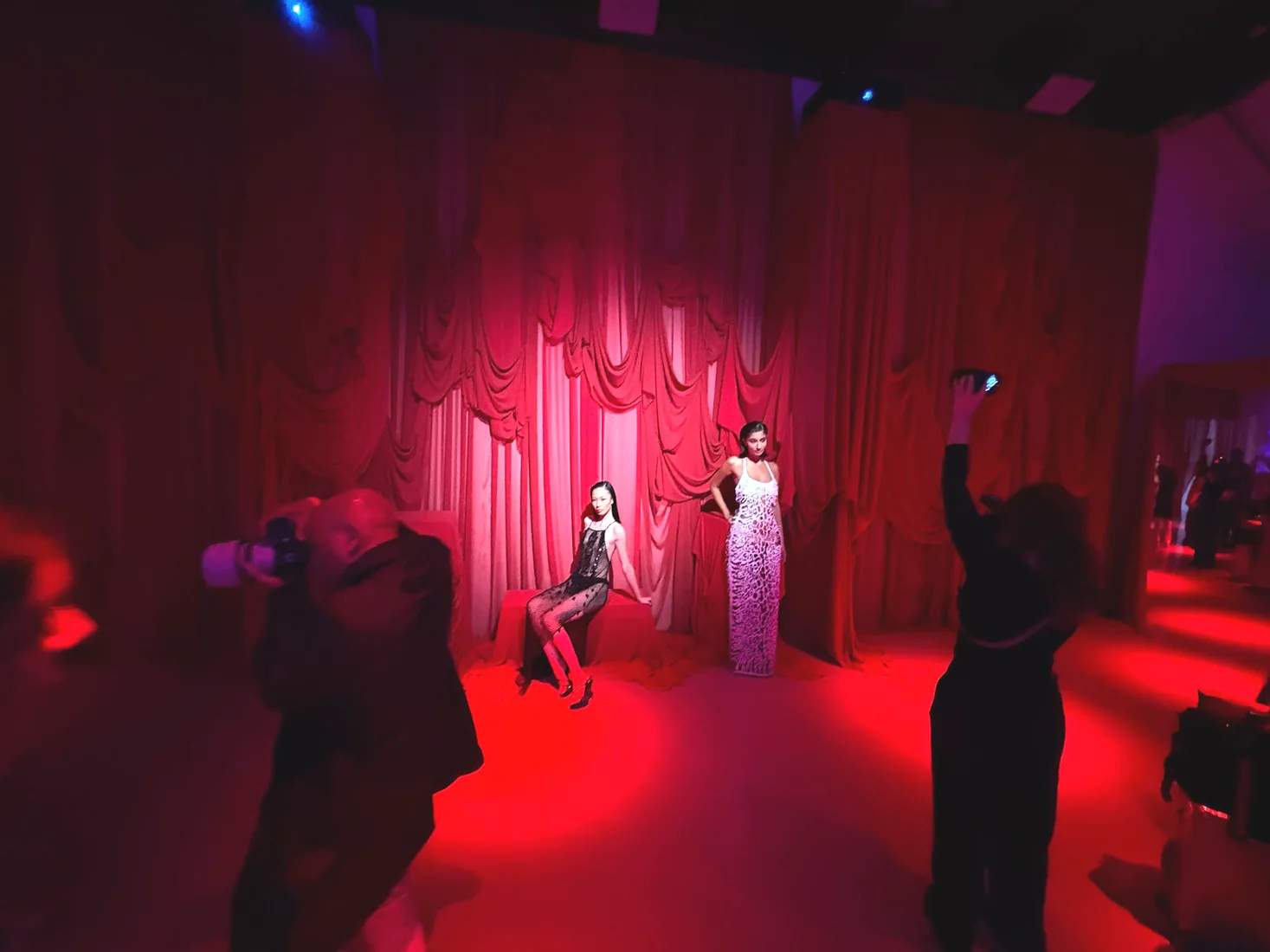 HILA SS27 presentation at LUME Studios, guests moving room