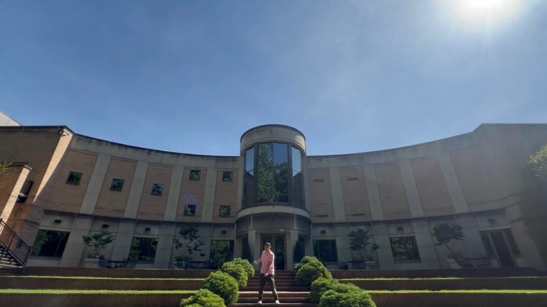 image of live music ensemble at a seaside eatery
