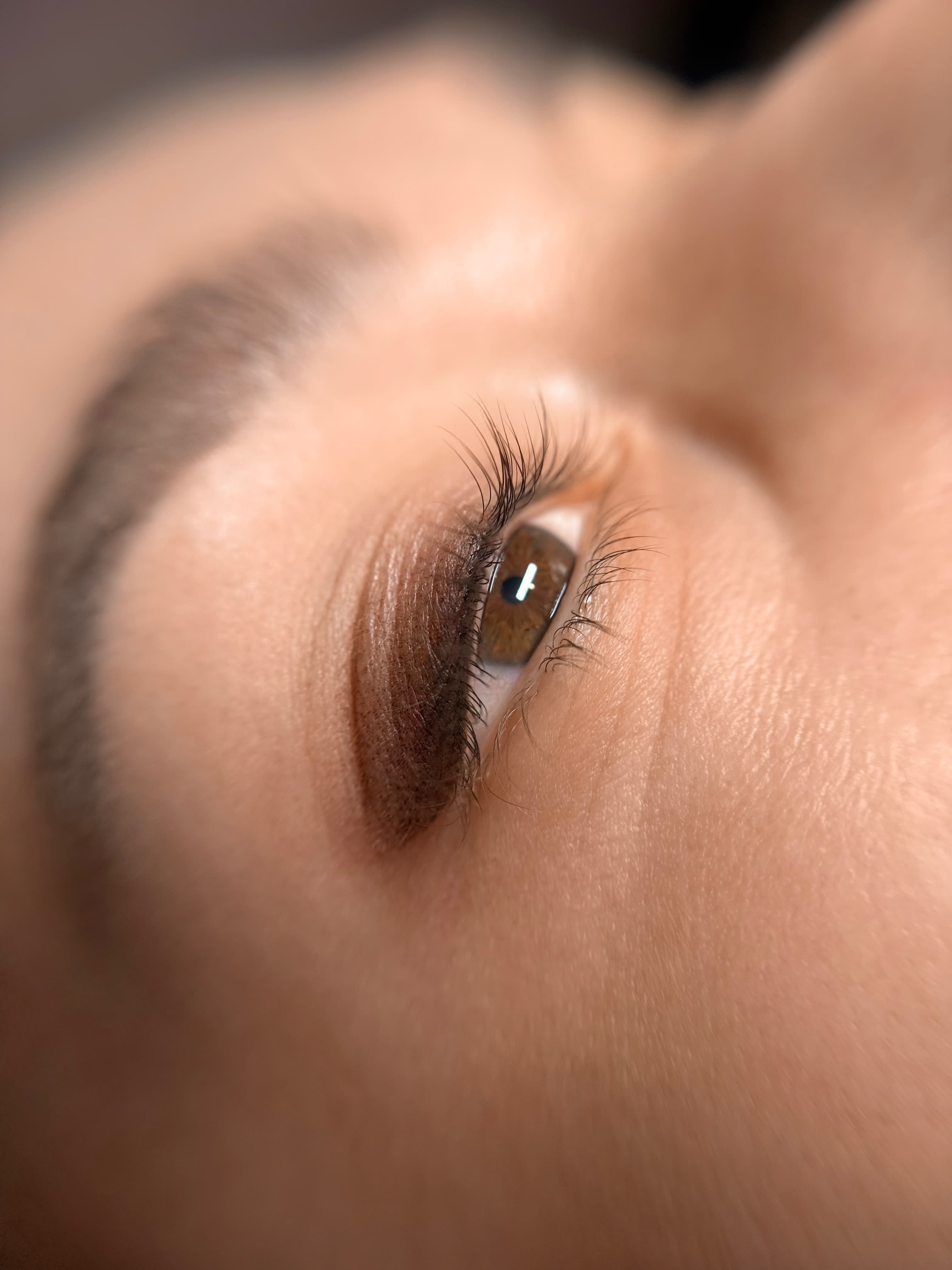 Kreska permanentna Elegant Eyeshadows — cieniowana powieka w ciepłym brązie. Madame Art Poznań.